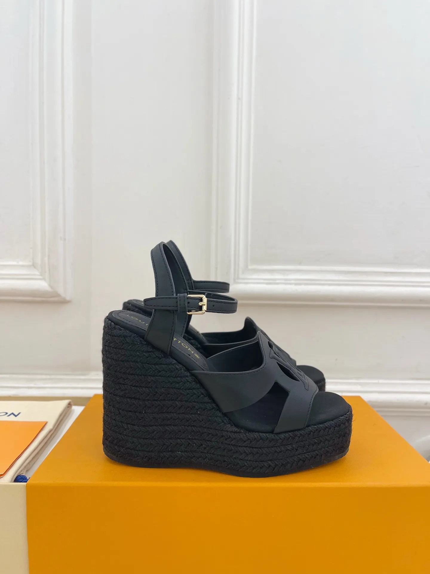 👟👟Ex-factory price 640👟👟 LV | Louis Vuitton 25𝐬𝐬 🧡💚2025 spring and summer new style top version‼ ️The original version is the same. The counter focuses on the latest LV ISOLA hollow hemp rope wedge sandals. New hard goods. ❥BS purchasing level! Full of high-end feel! A popular model among bloggers at home and abroad, it’s retro and fashionable and looks amazing on your feet! Mainly recommended model on the official website★ ━━━━━ ЅᏇєєt ━━━━━ ▪️Upper: original customized calfskin ▪️Lining: imported sheepskin ▪️Outsole: original molded outsole ▪️Heel height: 12cm, water platform 3.5cm ▪️Shoe size: 35-39 (40, 41 customized)